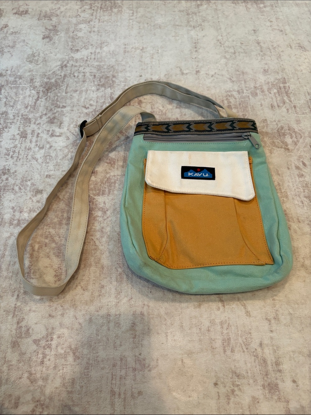Kavu Two-Tone Crossbody Bag in Mint, Mustard & White